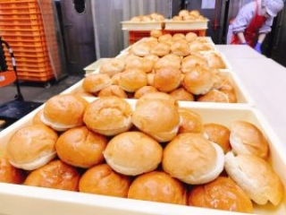 【海老しんじょうバーガー】かまぼこ工場がパン工場?